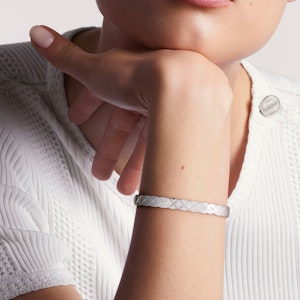 Pulsera CHANEL CoCo Crush Oro Blanco 18K Plata Diseño Unisex Pareja. J11162 Shop Pulsera CHANEL CoCo Crush Oro Blanco 18K Plata Diseño Unisex Pareja. J11162