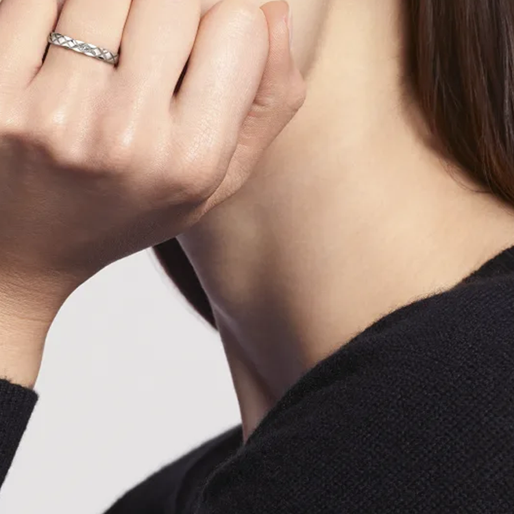 Lookbook CINCIN PERAK CHANEL COCO CRUSH Pola Quilted Berlian Gaya Unisex Pasangan. J11354