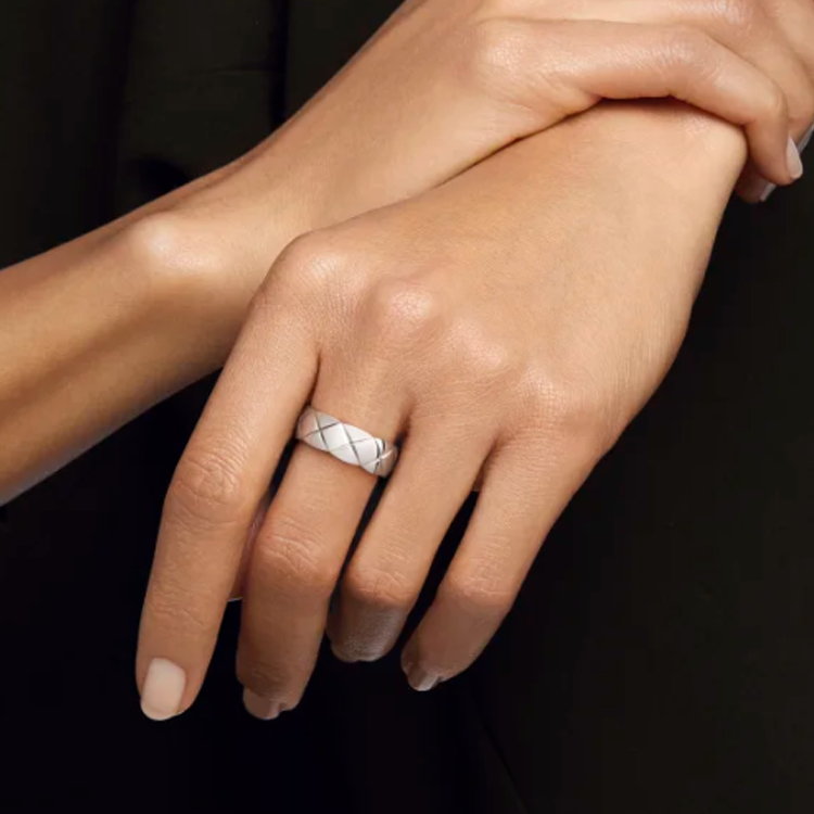 Details for CHANEL CoCo Crush Cincin Unisex Lebar Minimalis Emas Putih 18K Perak J10570