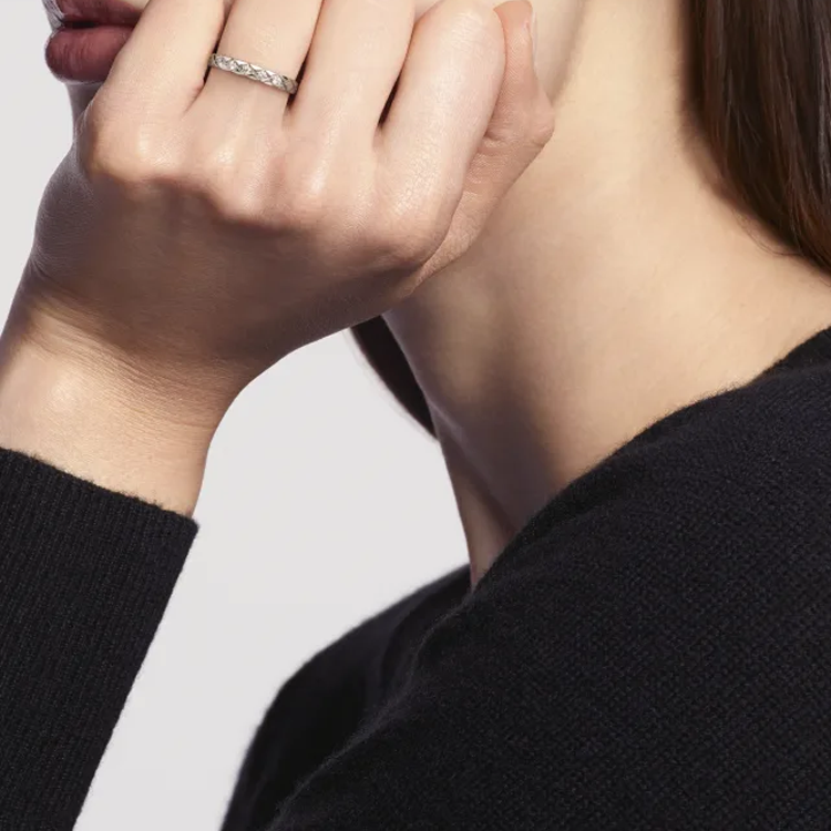 Lookbook Anillo de Platino CHANEL COCO CRUSH con Diamante Diseño Acolchado Unisex Plata J11355