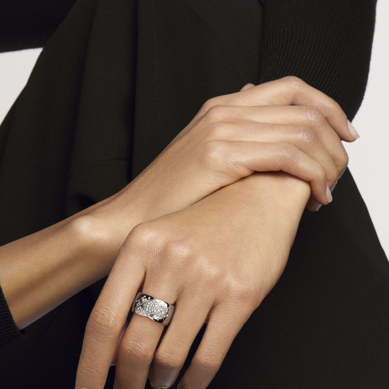 Lookbook シャネル ココクラッシュ リング 18Kホワイトゴールド ハーフパヴェダイヤ ワイドバンド J10863