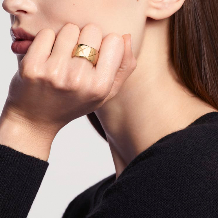 Lookbook Cincin Emas CHANEL COCO CRUSH Wide 18K Beige Gold Unisex Perhiasan Pasangan J10818