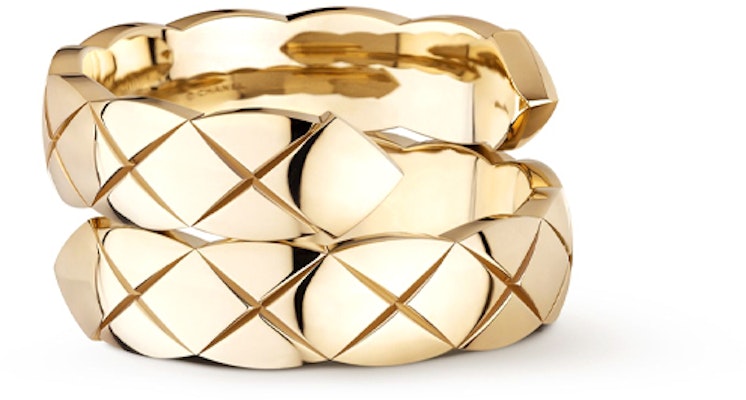 CHANEL CoCo Crush Wide 18K Gold Ring Unisex Couple Design Beige Gold. J11970 Lookbook CHANEL CoCo Crush Wide 18K Gold Ring Unisex Couple Design Beige Gold. J11970