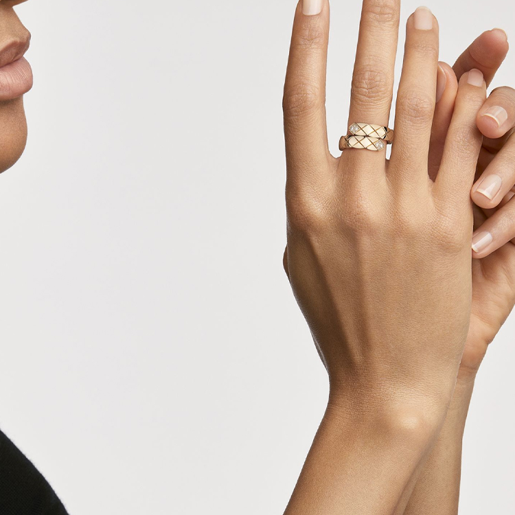 Shop シャネル ココ クラッシュ 18Kワイドリング ユニセックス カップルデザイン ベージュゴールド J11970