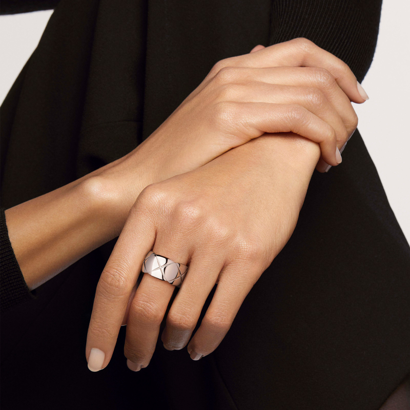 Lookbook Cincin CHANEL COCO CRUSH Wide Emas Putih 18K Unisex Pasangan Perak J10573