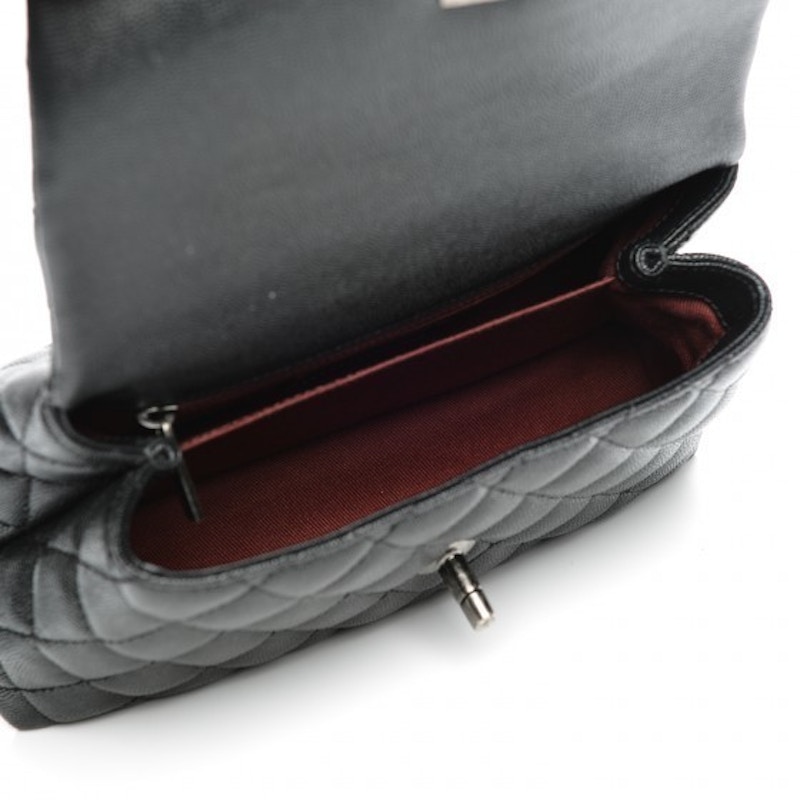 Lookbook Bolso Chanel Coco Handle Mini Negro Acolchado Grained Caviar con Ruthenium.