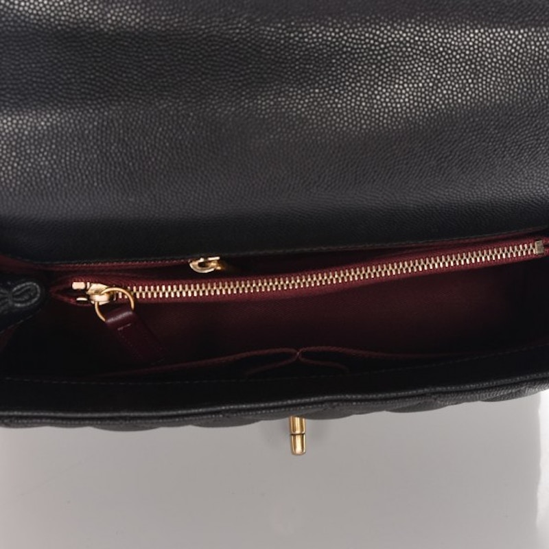Lookbook Chanel Coco Handle Flap Acolchado Caviar Dorado Envejecido Pequeño Negro
