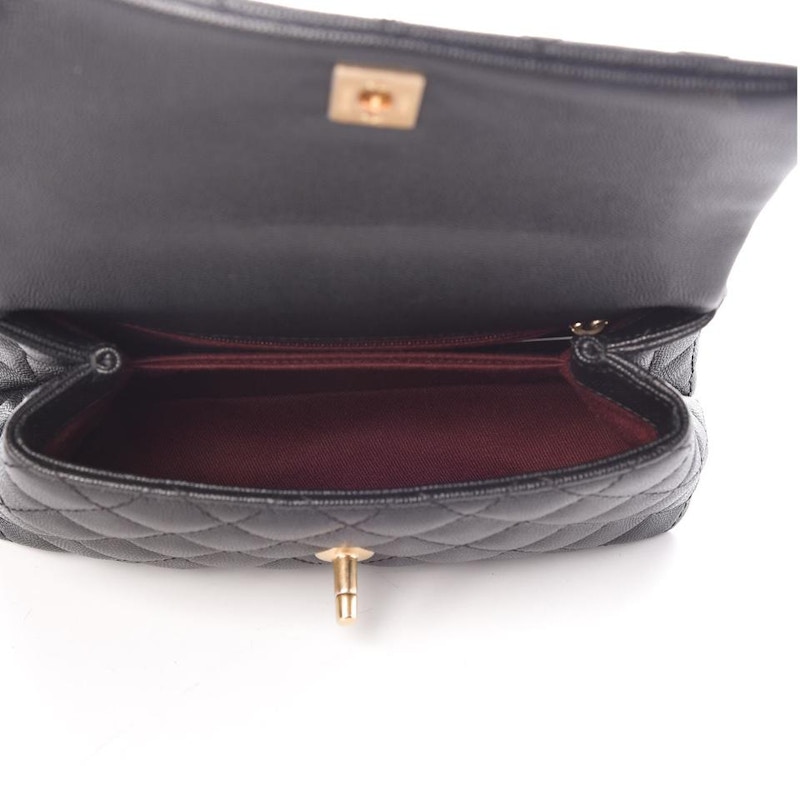 Lookbook Chanel Coco Handle Mini Negra Acolchada de Caviar con Detalles Dorados