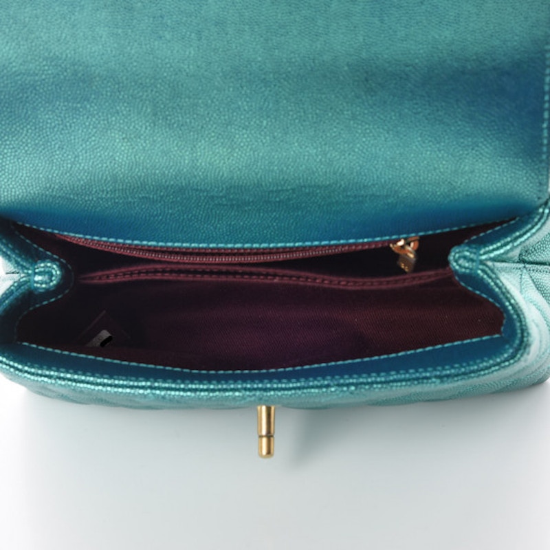 Lookbook Chanel Coco Handle Mini Turquesa Acolchada Metálica Caviar Dorado