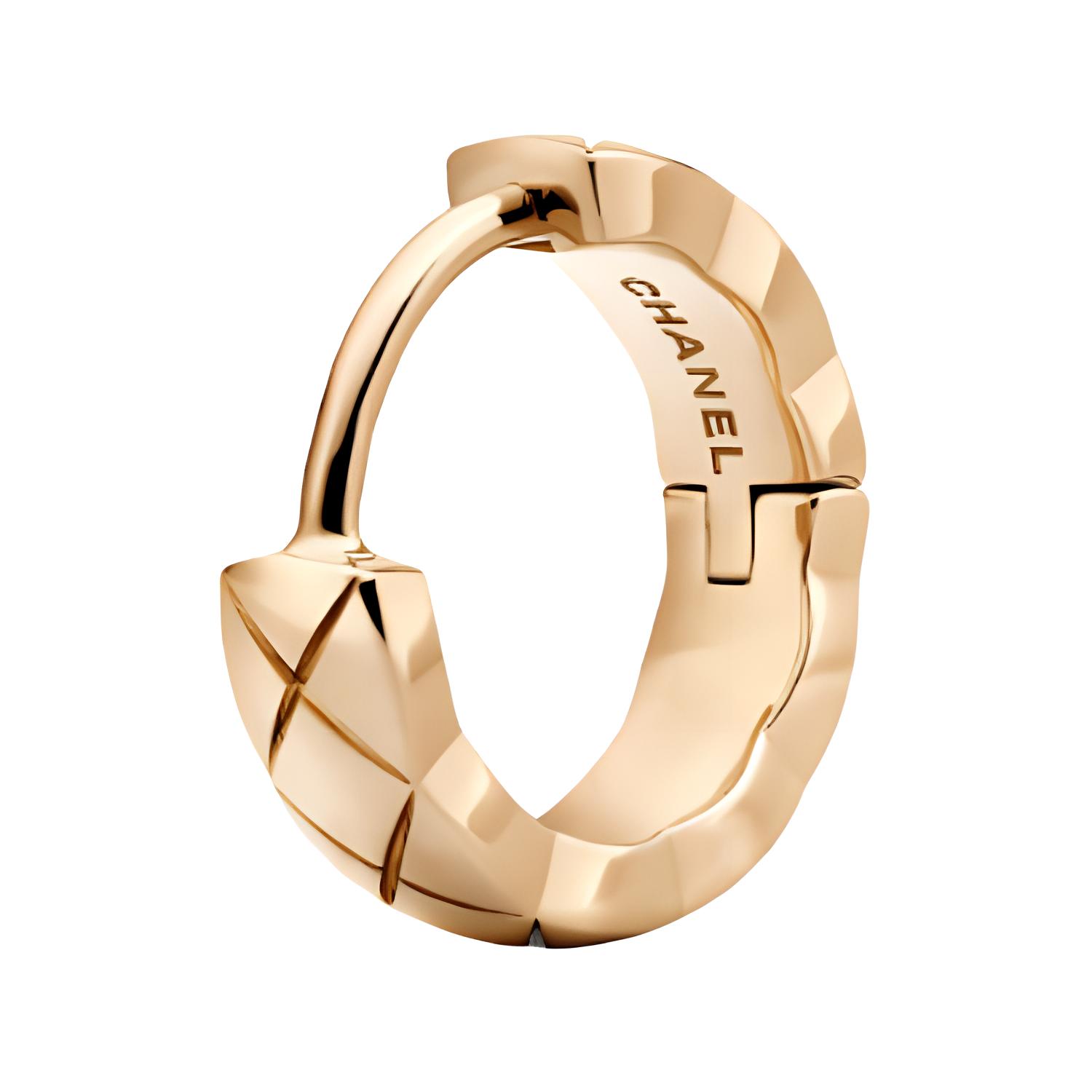 CHANEL Crumpled Design 18K Gold Earrings Unisex Couple Style Beige Gold. J12686