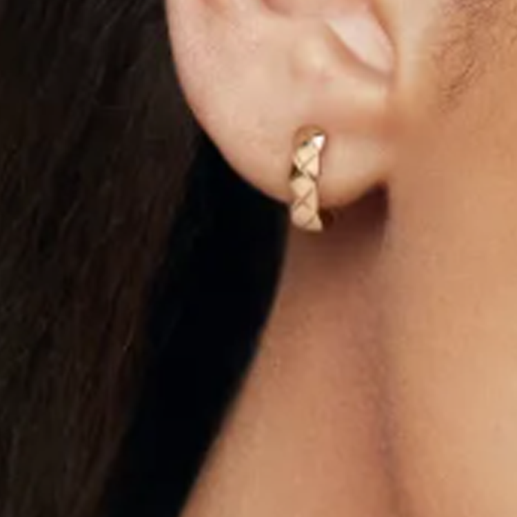 CHANEL Crumpled Design 18K Gold Earrings Unisex Couple Style Beige Gold. J12686 圖 5