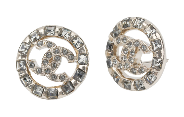 Lookbook Anting Chanel Crystal Double C Logo Emas Metalik. ab8151b07866nh458