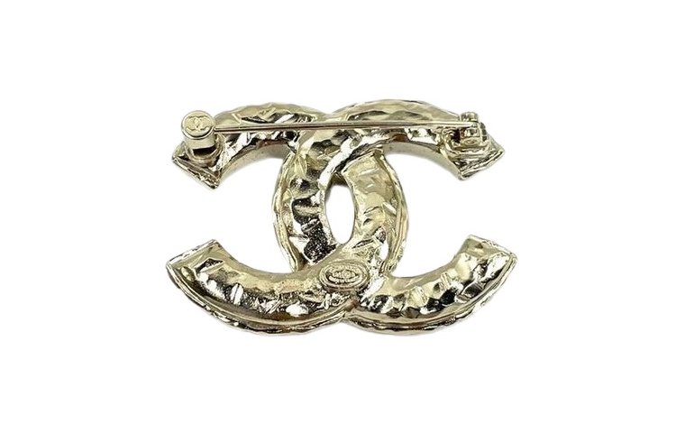 CHANEL Double C Gold Brooch Unisex Couple Design Accessory Elegant Style AB6507B06082ND083 圖 3