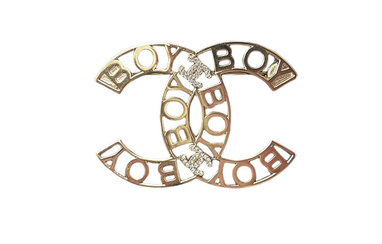 CHANEL Double C Logo BOY Brooch in Gold. AB8114-B07828-NH337