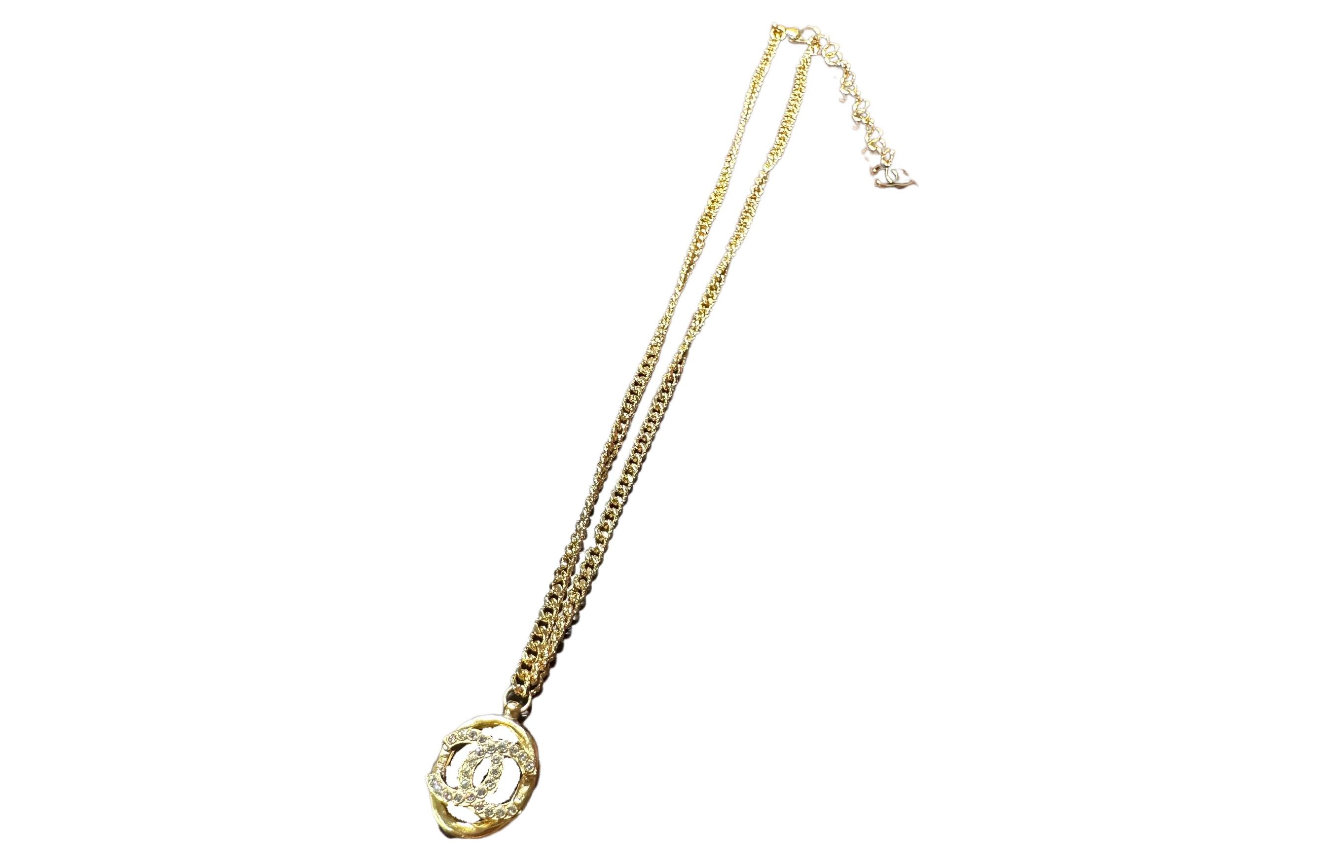 CHANEL Double C Logo Necklace Unisex Couple Design in Gold. AB8931-B08685-NJ336