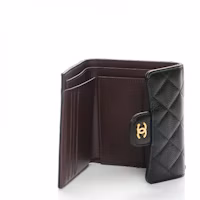 Lookbook Cartera Compacta Chanel Flap Acolchada Caviar Negro con Detalles Dorados