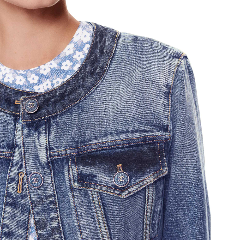 Shop CHANEL FW24 水洗牛仔藍色襯衫式外套 P78108-V70196-NZU91