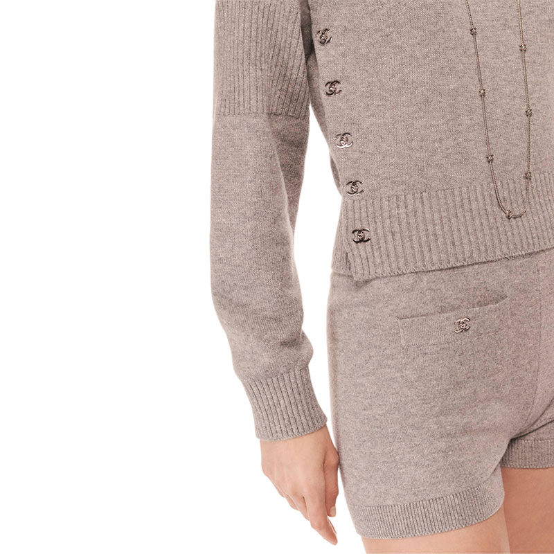 Shop 香奈儿FW24秋冬标志针织圆领长袖毛衣卡其色 P77871-K11243-NZM25