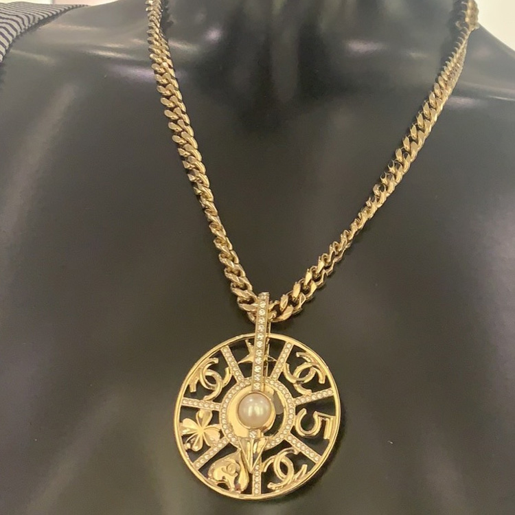 Shop 香奈兒金色字母標誌項鍊 情侶款中性設計 AB8333B07969NH910