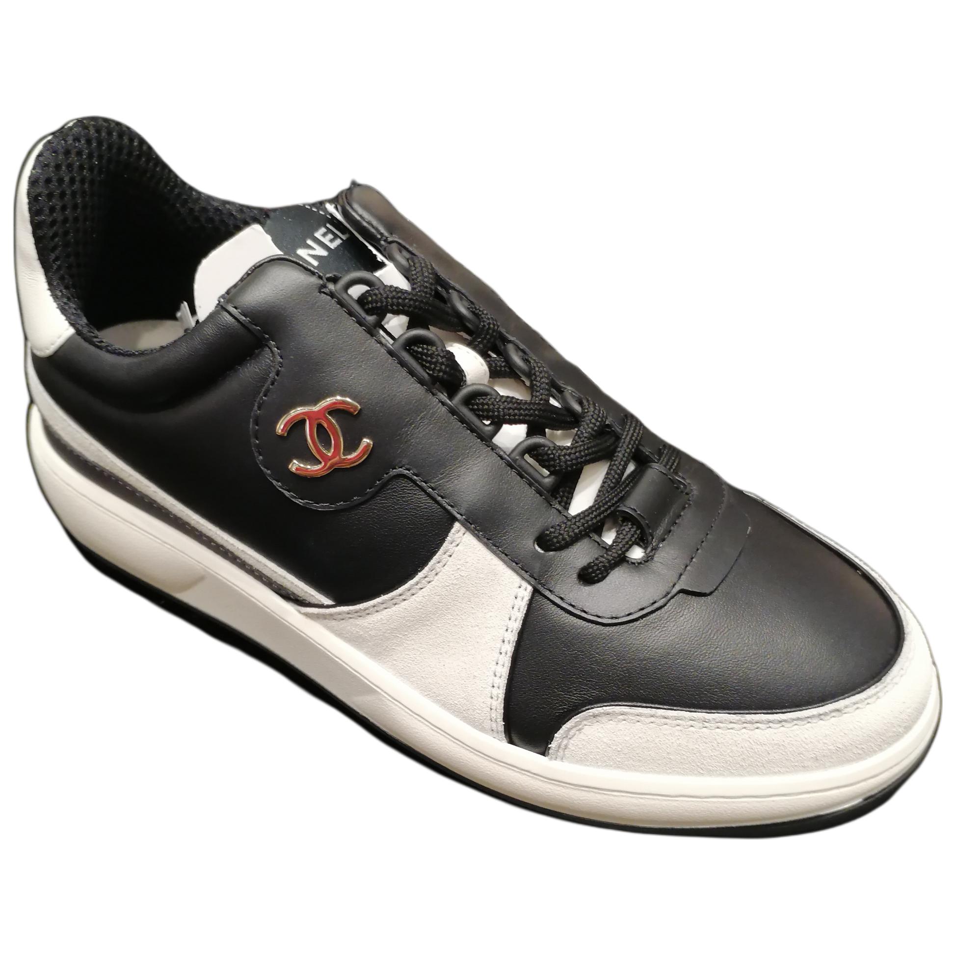 Shop 香奈儿黑白拼色低帮皮革运动鞋 G45213-B14072-NR406