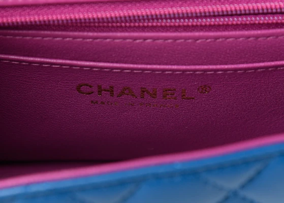 샤넬 미니 플랩백 21P 블루 (램스킨)
Lookbook 샤넬 미니 플랩백 21P 블루 (램스킨)