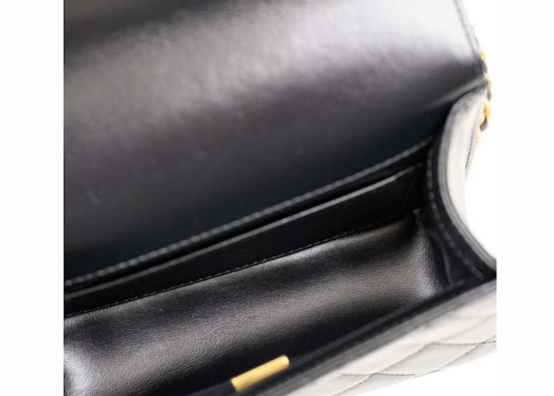 Lookbook Chanel Mini 24C Bolsa con Solapa y Correa Ajustable Negra (AS2615)