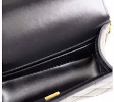 Lookbook Chanel Tas Selempang Kecil 24C dengan Tali Hitam yang Dapat Disesuaikan (AS2615)
