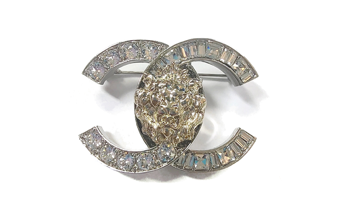 CHANEL Silver Lion Logo Brooch Unisex Couples' Accessory. ABA894-B10902-N0032