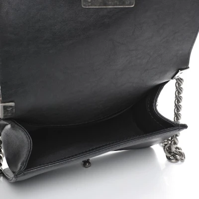 香奈儿小号黑色菱格紋翻盖手提男孩包 Lookbook 香奈儿小号黑色菱格紋翻盖手提男孩包