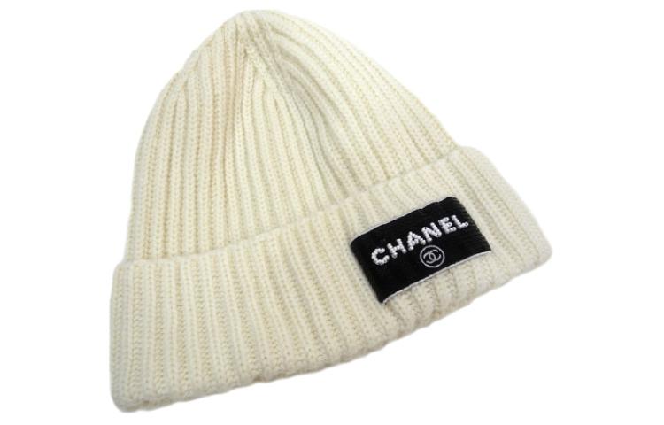 Lookbook CHANEL Topi Beanie Cashmere Putih Unisex Gaya Pasangan dengan Desain Logo. AA9553B1372410800