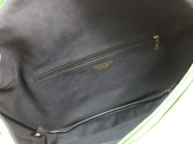 Lookbook Riñonera Verde Chanel x Pharrell.