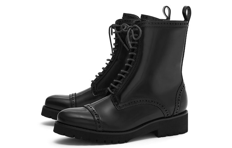 Lookbook CHARLES & KEITH Bota Negra de Tacón Medio con Cordones y Relieve 'Slim Marten' CK1-90580123_BLACK