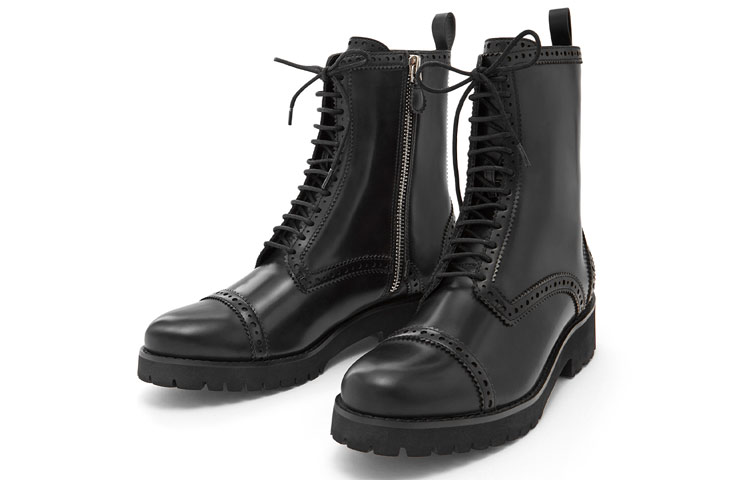 Shop CHARLES & KEITH Bota Negra de Tacón Medio con Cordones y Relieve 'Slim Marten' CK1-90580123_BLACK