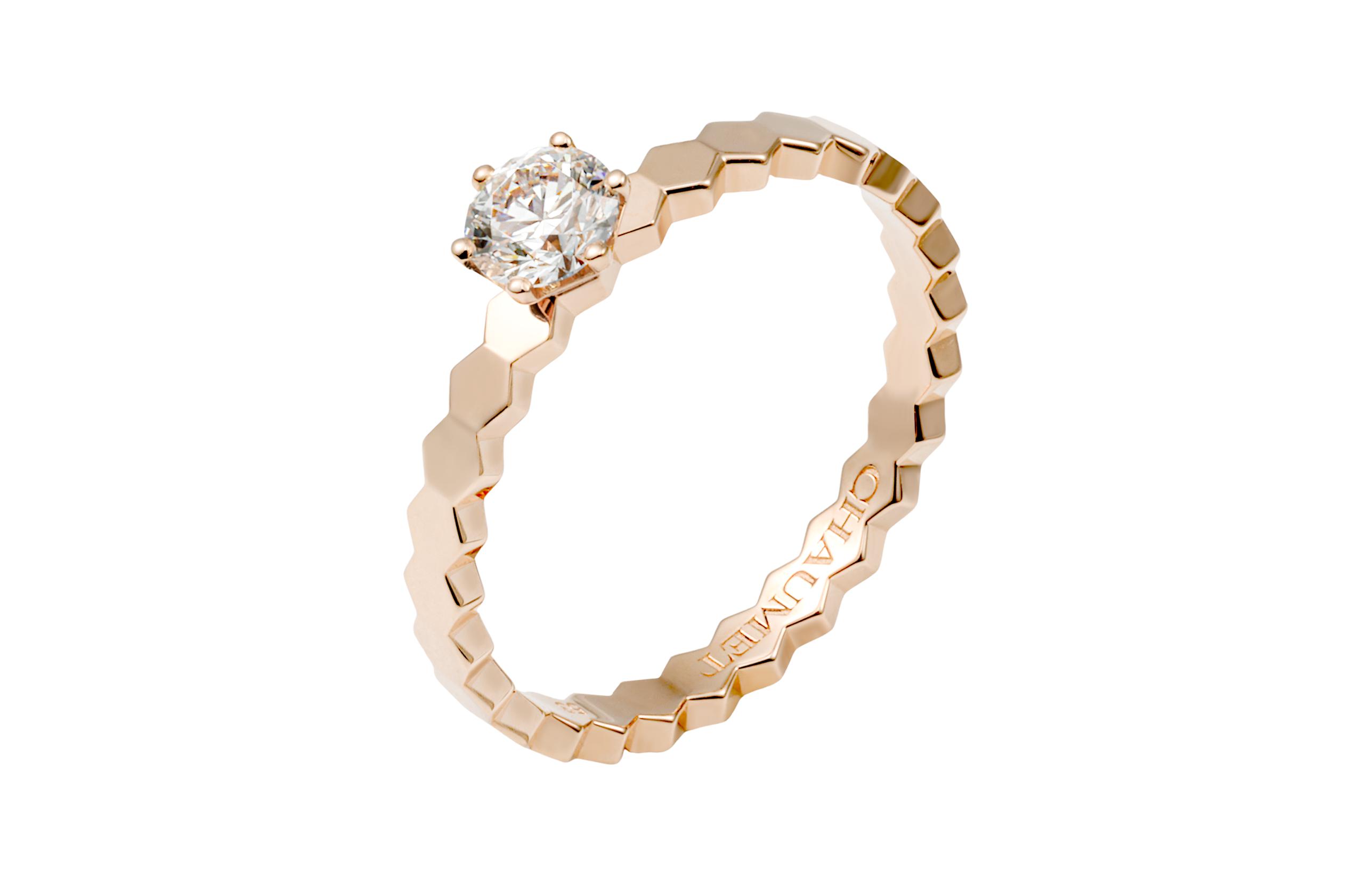 Lookbook Cincin Chaumet Bee My Love Emas Rose Berlian Unisex Perhiasan Pasangan. J4NC004C