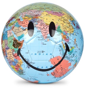 唐人街市场 x Smiley 地球印花足球 Buy 唐人街市场 x Smiley 地球印花足球