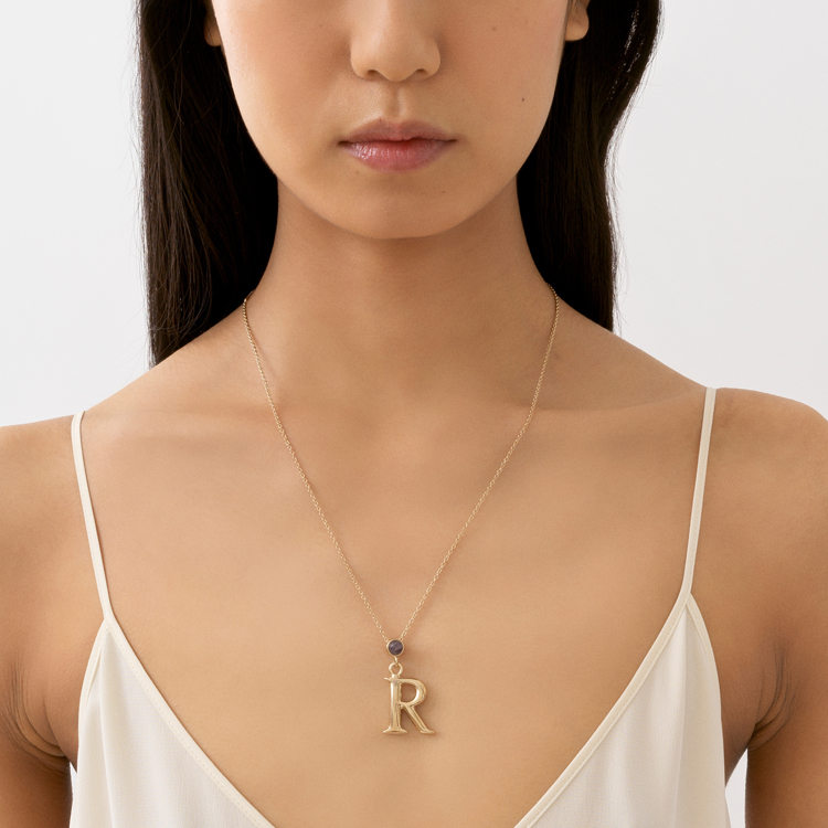 Shop クロエ アルファベットペンダントネックレス R ブラス クリスタル ユニセックス ゴールド. CHC23SFO5RBAM-9DA