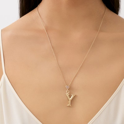 Chloe Loket Kalung Alphabet Y Unisex Rekaan Pasangan - Emas. CHC23SFO5YPIN-9DA Lookbook Chloe Loket Kalung Alphabet Y Unisex Rekaan Pasangan - Emas. CHC23SFO5YPIN-9DA