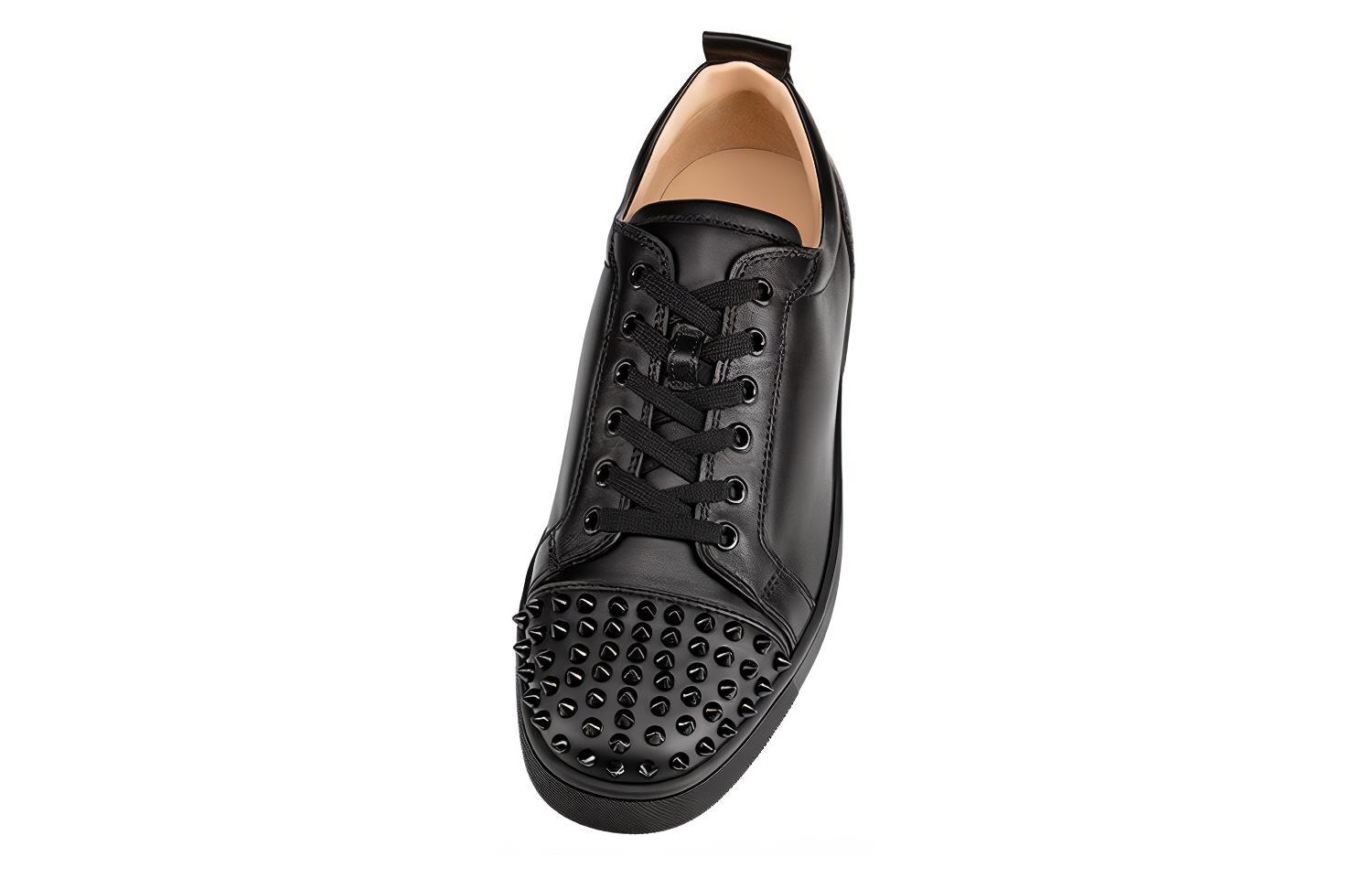 Lookbook Christian Louboutin Louis Junior Spikes Flat Hitam 1130573CM53