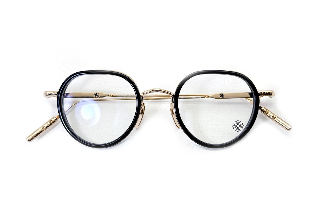 Lookbook Chrome Hearts Gafas Ópticas Negras Doradas Unisex con Patillas Plateadas Esculpidas SQRTON BK/GP