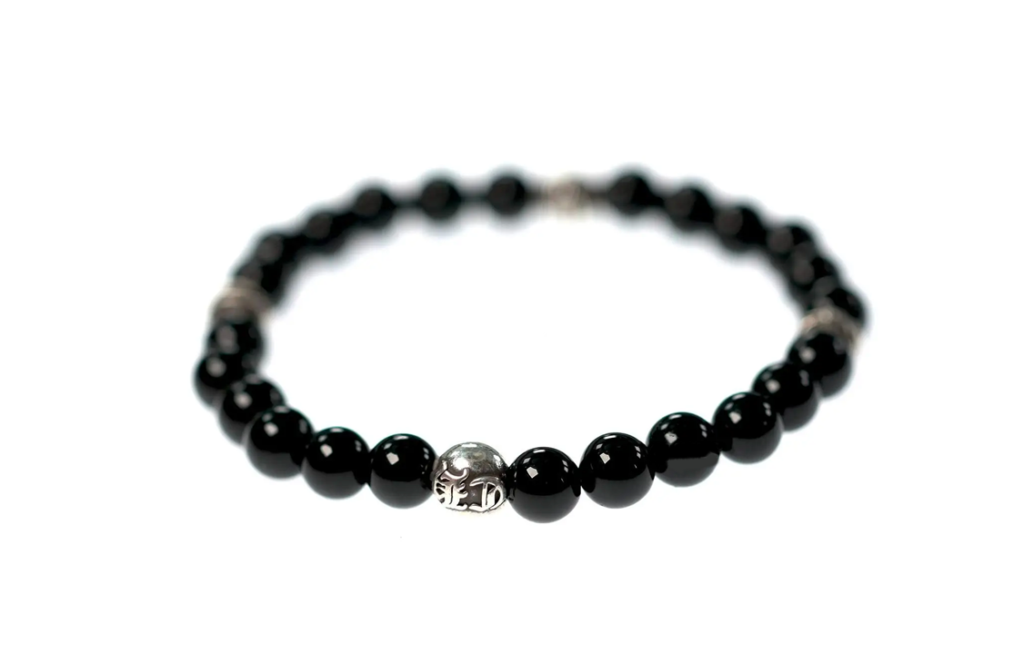 Lookbook Pulsera Chrome Hearts Logo Grabado Plata 925 Unisex Negra Estilo Parejas. 2704
