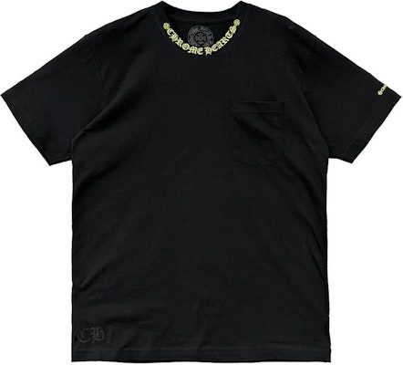 Chrome Hearts Kaos Hitam Lengan Pendek Crew Neck dengan Desain Grafis. CH-3155121 Order Chrome Hearts Kaos Hitam Lengan Pendek Crew Neck dengan Desain Grafis. CH-3155121