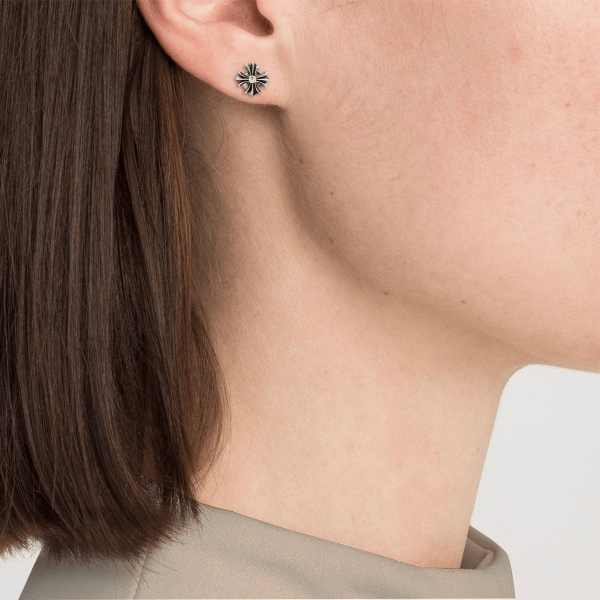 Details for Chrome Hearts Pequeño Pendiente Cruz 925 Plata en Plata. CH-ED-543