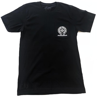 Chrome Hearts SS23 Manchester Eksklusif Kaos Pria Horseshoe Cross Print. CH-030053912 Lookbook Chrome Hearts SS23 Manchester Eksklusif Kaos Pria Horseshoe Cross Print. CH-030053912