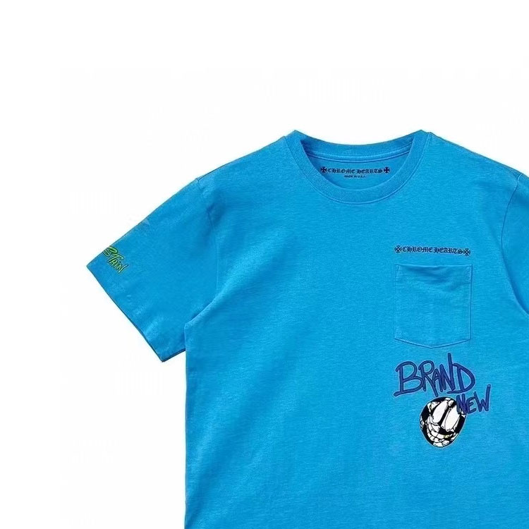 Details for Camiseta Unisex Chrome Hearts x Matty Boy SS24 Azul con Gráficos de Letras. CH-2024-0409