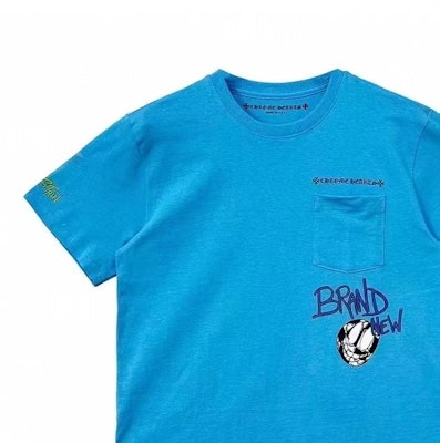 Camiseta Unisex Chrome Hearts x Matty Boy SS24 Azul con Gráficos de Letras. CH-2024-0409 Details for Camiseta Unisex Chrome Hearts x Matty Boy SS24 Azul con Gráficos de Letras. CH-2024-0409