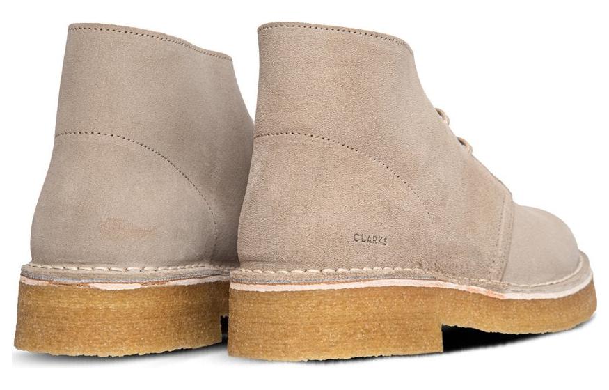 Shop Clarks 沙漠靴 '米色麂皮' 26155800