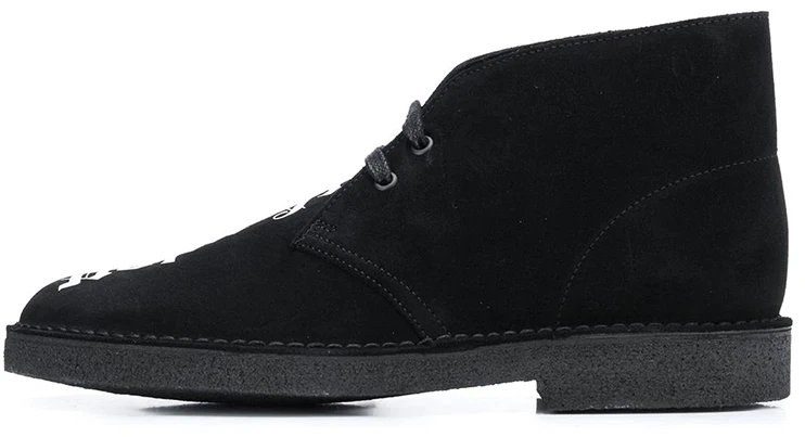 clarks-originals-desert-boot-palm-angels-logo-black-white-pmia-050-e20-lea-0021001