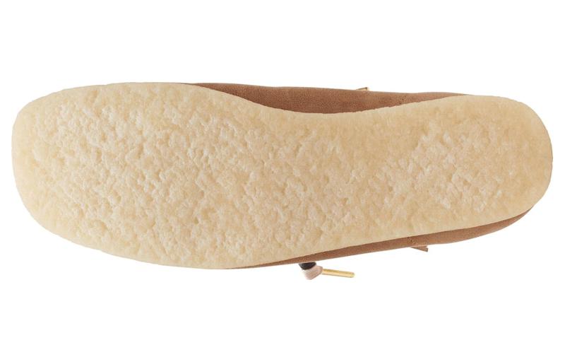 Shop Clarks Originals Wallabee Boot 天然棕色靴 26165427