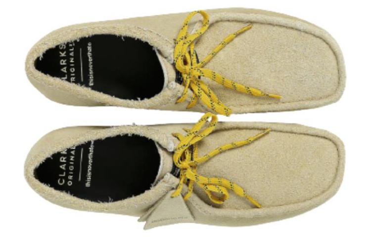 Shop Clarks Originals thisisneverthat 枫叶色 Wallabee鞋 261-66661