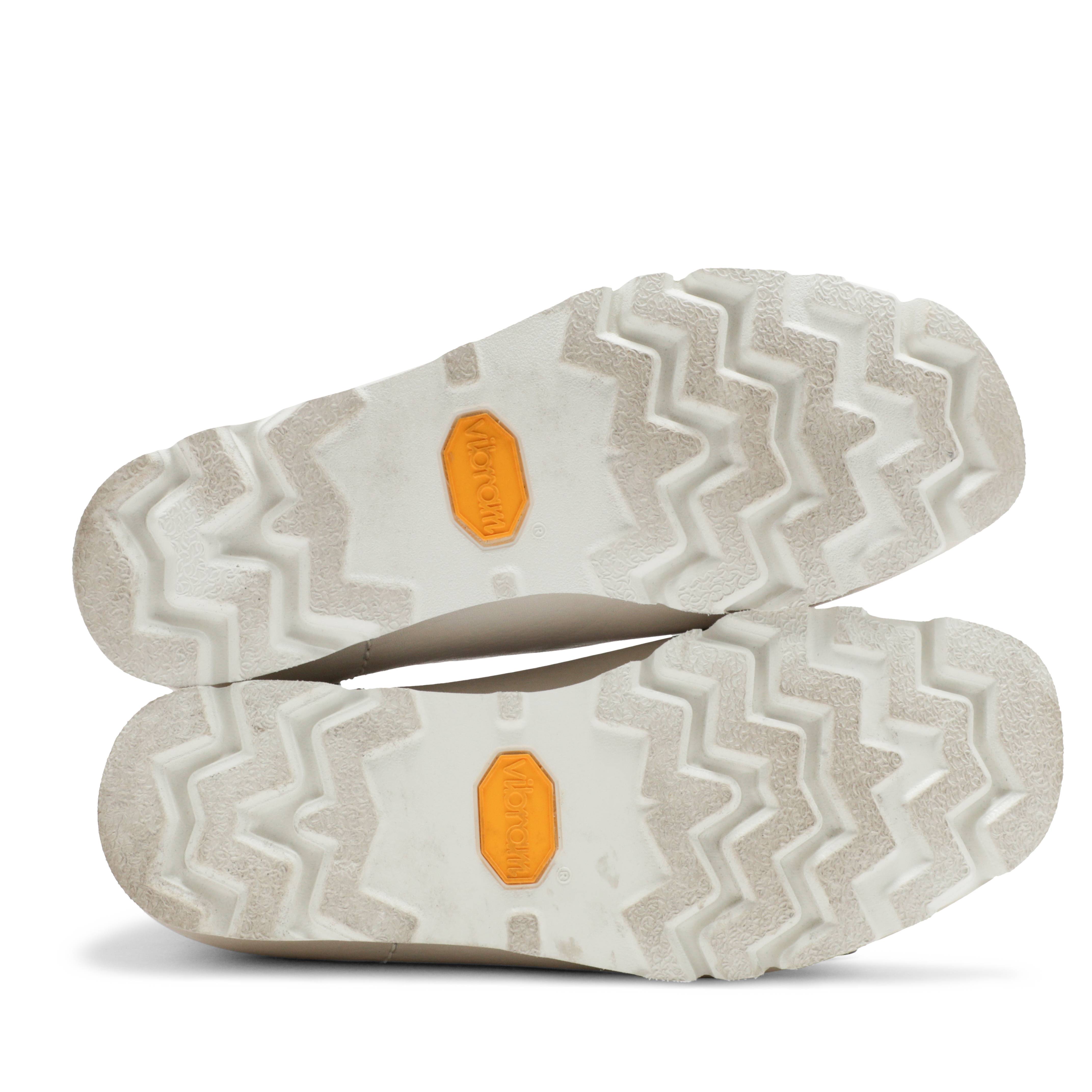 Purchase 二手Clarks Wallabee Gore-Tex皮革, Ama Lou款“白色” AMA-LOU-WALLABEE